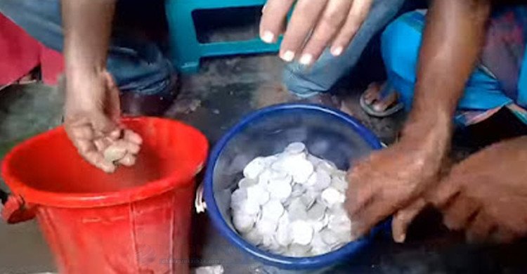 চুয়াডাঙ্গায় মাটির নীচে মিলল ইস্ট ইন্ডিয়া কোম্পানির রূপার মুদ্রা (ভিডিও)